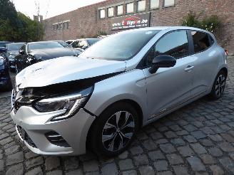 uszkodzony samochody osobowe Renault Clio V Evolution 2023/3