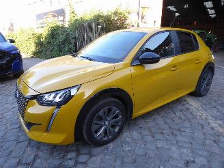 damaged passenger cars Peugeot e-208 e- Style 2022/12