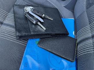 Volkswagen Touran 1.6 TDI Pano Navi Clima 7-PERS picture 16