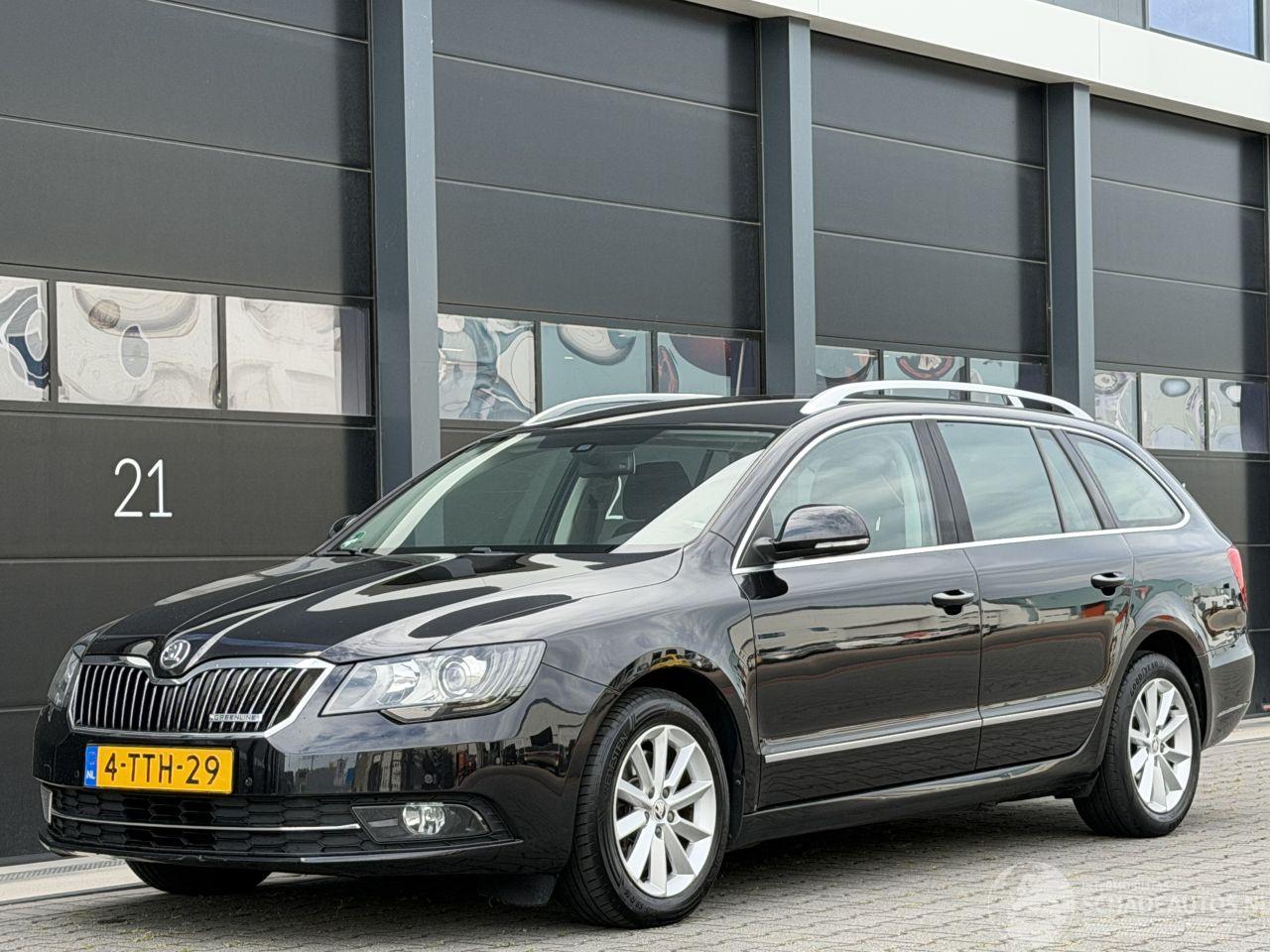 Skoda Superb 1.6 TDI Xenon Navi Clima PDC