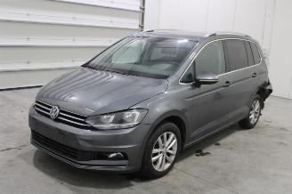 krockskadad bil auto Volkswagen Touran  2019/2