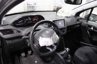 Peugeot 208  picture 10