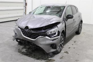 damaged passenger cars Renault Captur  2023/2