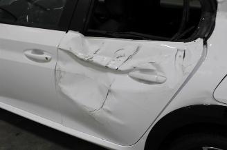 Peugeot 208  picture 6