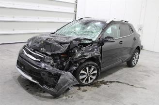 damaged passenger cars Kia Stonic  2021/2
