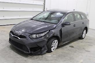 damaged passenger cars Kia Cee d cee'd 2022/4