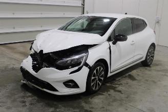 damaged passenger cars Renault Clio  2023/6