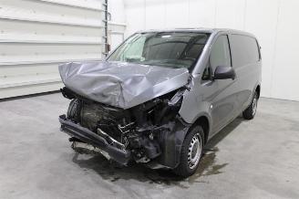 krockskadad bil auto Mercedes Vito 2020/5