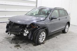 krockskadad bil auto Volkswagen Tiguan  2023/9