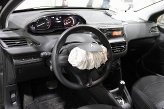 Peugeot 208  picture 10