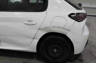 Peugeot 208  picture 8