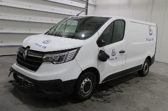 damaged passenger cars Renault Trafic  2023/9