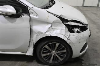 Peugeot 208  picture 6