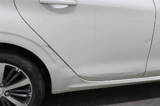 Peugeot 208  picture 7