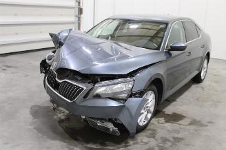 damaged passenger cars Skoda Superb  2019/5