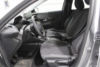Peugeot 208  picture 10
