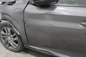 Peugeot 208  picture 8