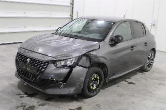 Damaged car Peugeot 208  2022/4
