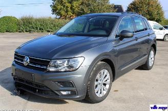 Schadeauto Volkswagen Tiguan COMFORTLINE 2019/3