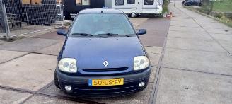 Damaged car Renault Clio  2001/3