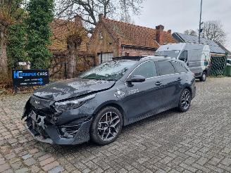 skadebil auto Kia Ceed 1.6 GDI PHEV Pano Navi Stoelverw 2024/1