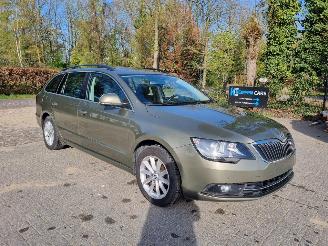 Voiture accidenté Skoda Superb 1.6 TDI 77KW Pano Airco Navi 2015/1