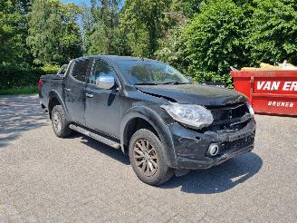 Vaurioauto  passenger cars Mitsubishi L-200 2.4 DI-D Aut Doublecab 2016/6