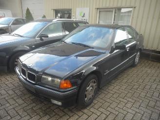 krockskadad bil caravan BMW 3-serie  1996/1