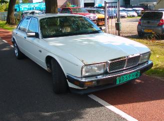 Voiture accidenté Jaguar Sovereign  1988/8