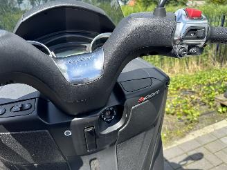 Piaggio MP3 300 HPE VOORKAPSCHADE picture 4