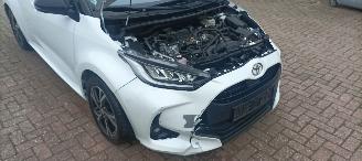 Toyota Yaris Bj:11-2024 1.5-Hybrid Facelift Full-Led Digitaal Cockpit Climatecontrol CruiseControl Stoelverwarming stuurwiel met verwarming Keyless entry Apple CarPlay Achteruitrijcamera automatische dimmende binnenspiegel Lichtautomaat met Assistent 4xelektrische ram picture 16