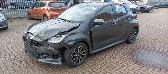 Coche accidentado Toyota Yaris 1.5-Hybrid Full-Led Navi Climatecontrol CruiseControl Stoelverwarming Lichtautomaat Achteruitrijcamera Keyless entry armsteun 2020/12