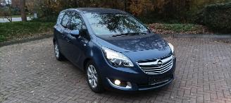 Auto incidentate Opel Meriva 1.4-Turbo 140pk Automatik Innovation uitvoering Navi Climatecontrol CruiseControl Stoelverwarming stuurwiel met verwarming trekhaak Achteruitrijcamera privacy glas Mistlampen Led-Dagrijverlichting 2016/2
