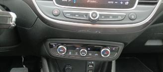 Opel Crossland Bj: 4-2018 1.2 Benzine Automaat Navigatie Stoelverwarming Stuurwiel met verwarming Led-Koplampen Led-Achterlichten Trekhaak picture 20