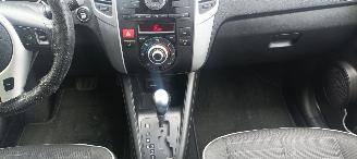Kia Venga Bj: 8-2013 1.6-DOHC Automaat Dream Team Stoelverwarming Lichtautomaat Privacyglas Climatecontrol 4xElek ramen Elektrische-spiegels met inklap stand Parkeersensoren achter Trekhaak Mistlampen 16-inch Kia velgen Keyless entry picture 14