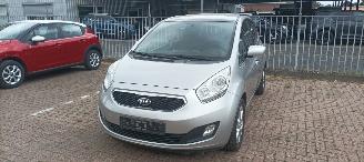 Kia Venga Bj: 8-2013 1.6-DOHC Automaat Dream Team Stoelverwarming Lichtautomaat Privacyglas Climatecontrol 4xElek ramen Elektrische-spiegels met inklap stand Parkeersensoren achter Trekhaak Mistlampen 16-inch Kia velgen Keyless entry picture 1