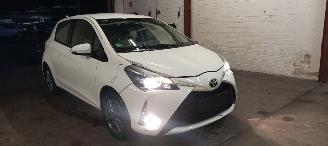 Toyota Yaris Facelift model Edition 1.5VVTI-E Airconditioning stoelverwarming Multicolor Display Met Navi voorbereiding Achteruitrijcamera Regensensor Licht assistent Drivelane assistent Leren multi stuurwiel Mistlampen 15-inch Toyota velgen picture 8