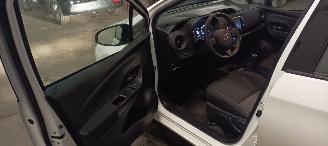 Toyota Yaris Facelift model Edition 1.5VVTI-E Airconditioning stoelverwarming Multicolor Display Met Navi voorbereiding Achteruitrijcamera Regensensor Licht assistent Drivelane assistent Leren multi stuurwiel Mistlampen 15-inch Toyota velgen picture 13