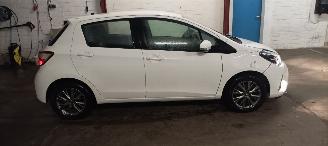 Toyota Yaris Facelift model Edition 1.5VVTI-E Airconditioning stoelverwarming Multicolor Display Met Navi voorbereiding Achteruitrijcamera Regensensor Licht assistent Drivelane assistent Leren multi stuurwiel Mistlampen 15-inch Toyota velgen picture 6