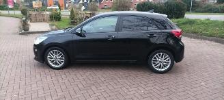 Kia Rio Bj:11-2019 1.4-16v Automatik Dream Team Edition Led Koplampen Navigatie Climatecontrol Stoelverwarming stuurwiel met verwarming Achteruitrijcamera 4xelek ramen Privacyglas Lichtautomaat Mistlampen 16-inch Kia velgen Metallic lak picture 3