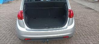 Kia Venga Bj:08-2013 1.6-Automatik 125pk Climatecontrol Stoelverwarming Lichtautomaat Privacyglas armsteun voor en achter Trekhaak Mistlampen Parkeersensoren achter 4xelek ramen Elektrische-spiegels met verwarming Keyless entry picture 14