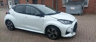 Auto incidentate Toyota Yaris Bj:11-2024 Black& White Edition 1.5-Hybrid Climatecontrol CruiseControl Stoelverwarming Lichtautomaat Privacyglas Full-Led koplampen Apple Car Android Systeem Inductie laadstation Stuurwiel met verwarming Achteruitrijcamera 4xelek ramen 2024/11