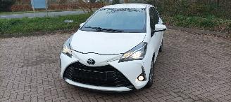 skadebil auto Toyota Yaris 1.5-Benzine 112pk 6-versn Airconditioning stoelverwarming Multicolor Touchscreen Display Achteruitrijcamera 2017/10