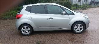 Kia Venga Bj:08-2013 137000km 1.6-Dohc Automatik Climatecontrol Stoelverwarming Keyless entry armsteun voor Elektrische ramen Elektrische-spiegels met parkeerstand Trekhaak Parkeersensoren mistlampen 16 inch velgen picture 6