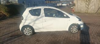 Toyota Aygo Bj:09-2013 Comfort 1.0-VVT-i Navigatie Led verlichting Elektrische ramen Elektrische-spiegels centrale deurvergrendeling met afstandsbediening abs esp getinte ruiten picture 2