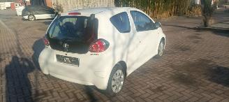 Toyota Aygo Bj:09-2013 Comfort 1.0-VVT-i Navigatie Led verlichting Elektrische ramen Elektrische-spiegels centrale deurvergrendeling met afstandsbediening abs esp getinte ruiten picture 3