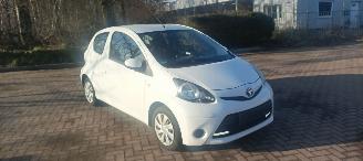 Toyota Aygo Bj:09-2013 Comfort 1.0-VVT-i Navigatie Led verlichting Elektrische ramen Elektrische-spiegels centrale deurvergrendeling met afstandsbediening abs esp getinte ruiten picture 1