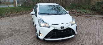 Unfallwagen Toyota Yaris Facelift 10-2017 49000km 1.5-Dual VVT-I 112pk 6-bak Airconditioning Navigatie voorbereiding Multi color Display Achteruitrijcamera Lichtautomaat Stoelverwarming stuurwiel met radio Bediening elektrische ramen Elektrische-spiegels met verwarming Centrale v 2017/10