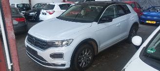 Coche accidentado Volkswagen T-Roc Bj:04-2021  1.5-TSI United uitvoering met R-line Full-Led koplampen Led achterlichten Navigatie Stoelverwarming CruiseControl Led binnenkant Metallic lak 2021/1