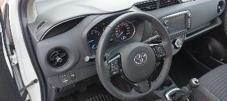 škoda osobní automobily Toyota Yaris Facelift 1.5-VVT-i 111pk 6-bak Airconditioning stoelverwarming Multicolor Touchscreen Display Achteruitrijcamera Lichtautomaat Drivelane assistent leren multistuurwiel mistlampen 15 inch Toyota velgen 2017/10